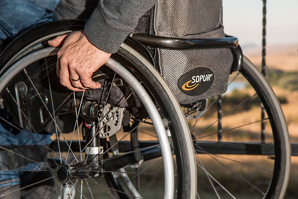 Podjazd do wóżka inwalidzkiego – dofinansowanie likwidacji barier dla osób niepełnosprawnych